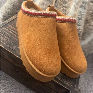 NWOB The Time is Right Platform Mules Tan with Red Trim Size 7